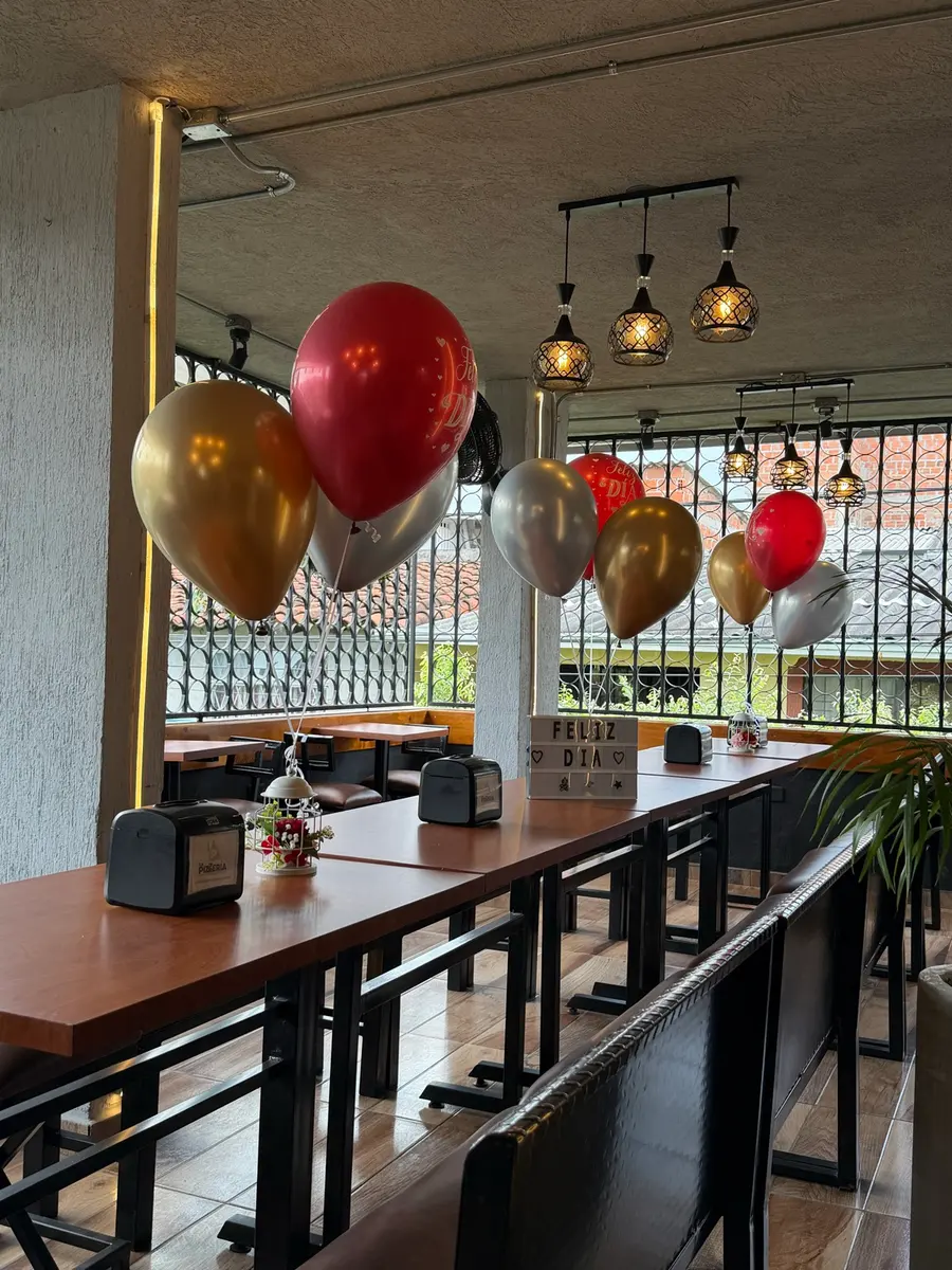 Mesas decoradas con globos de helio en La Pizzería Fast Food