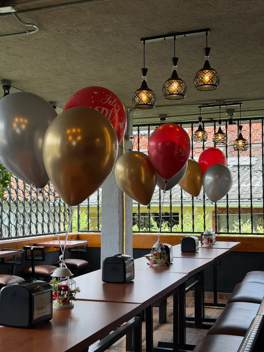 Salón de La Pizzería Fast Food decorado con globos para un cumpleaños en Girón